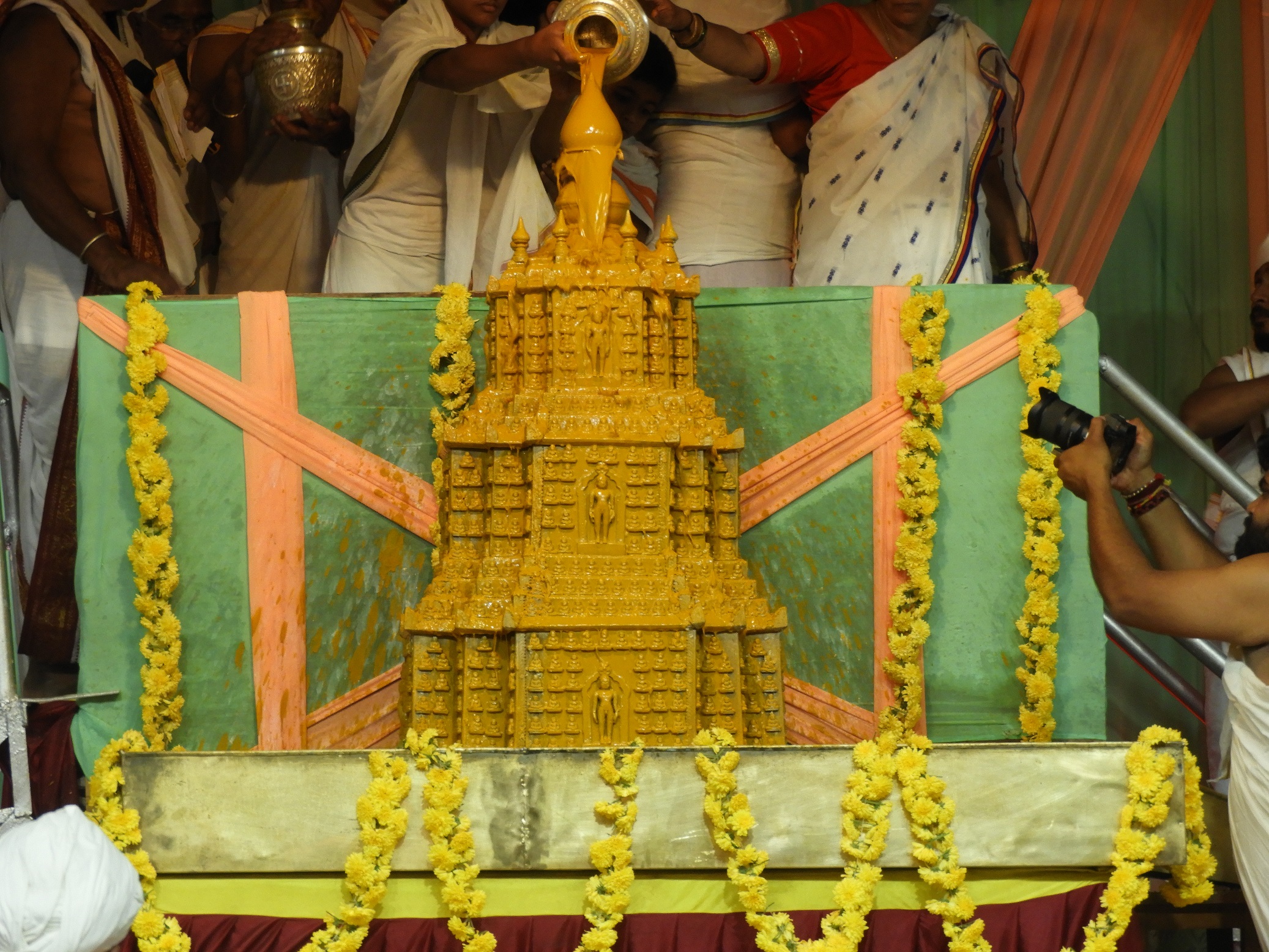 ಶ್ರವಣಬೆಳಗೊಳದ ಚಾವುಂಡರಾಯ ಸಭಾ ಮಂಟಪದಲ್ಲಿ ಜರುಗಿದ ಸಹಸ್ರಕೂಟ ಜಿನಬಿಂಬಕ್ಕೆ ಕ್ಷೀರಅಷ್ಟಗಂಧ ಅರಿಶಿಣ ಕಷಾಯ ಚಂದನಗಳಿಂದ ಅಭಿಷೇಕ ನೆರವೇರಿತು.
