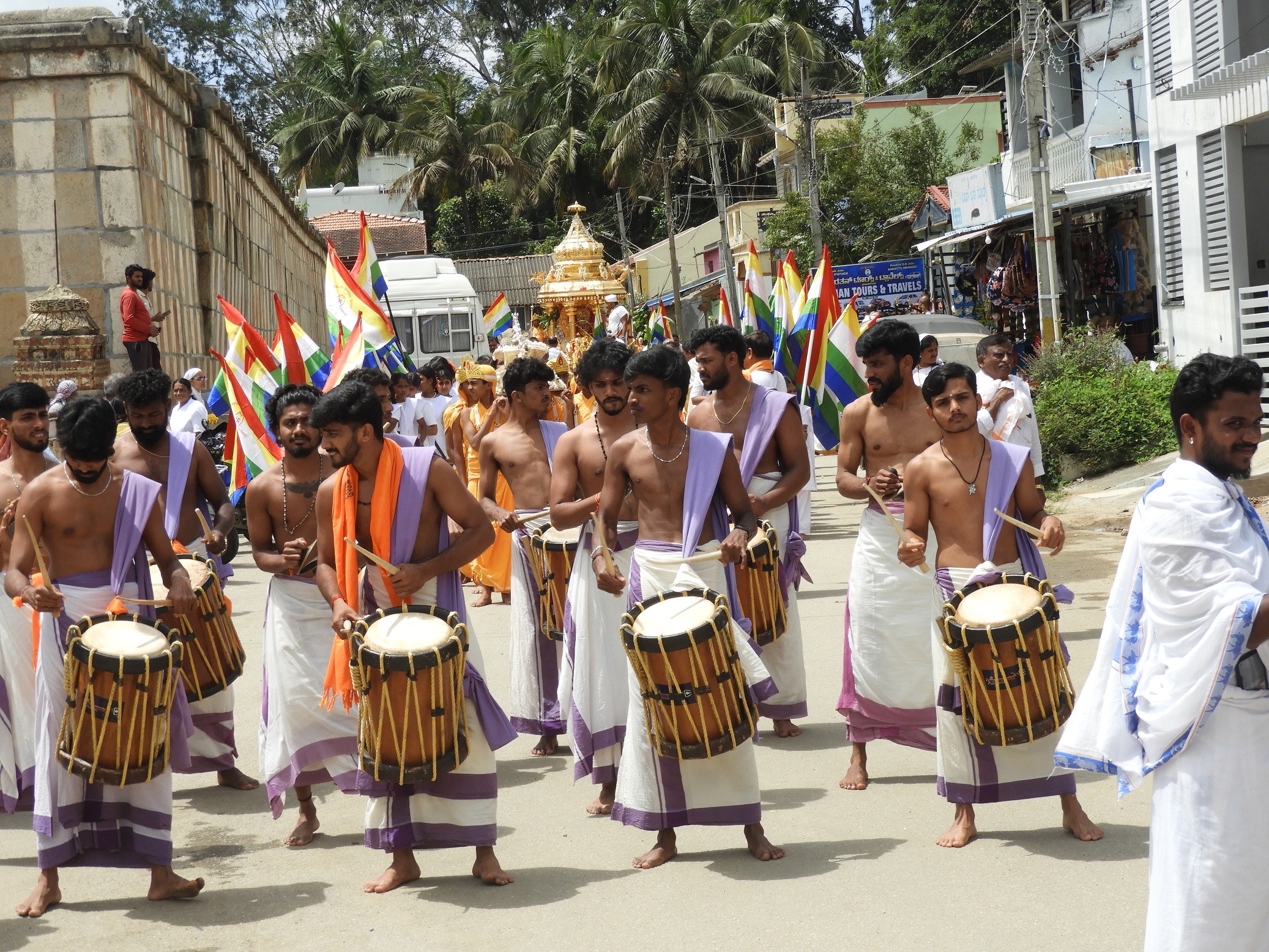 ಮೆರವಣಿಗೆಯಲ್ಲಿ ಚೆಂಡೆ ವಾದ್ಯದ ತಂಡ ಗಮನ ಸೆಳೆಯಿತು.