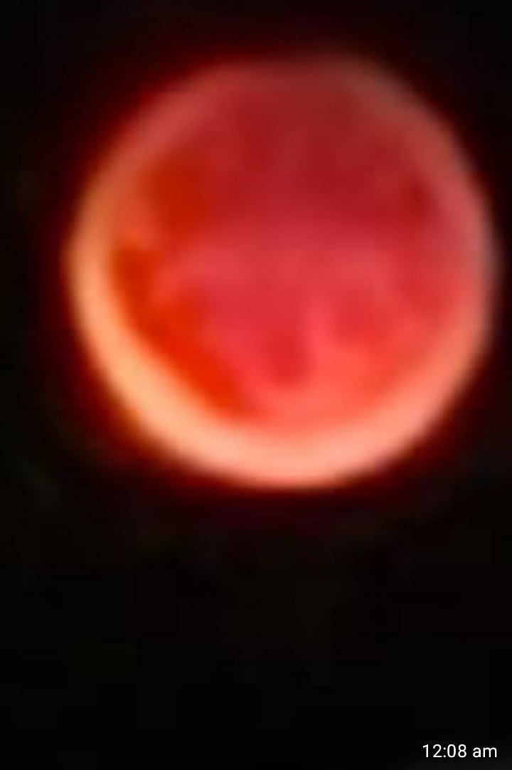 ಚಂದ್ರಗ್ರಹಣ: ಕೆಂಪು ಚಂದ್ರಮನನ್ನು ಕಣ್ತುಂಬಿಕೊಂಡ ಜನತೆ