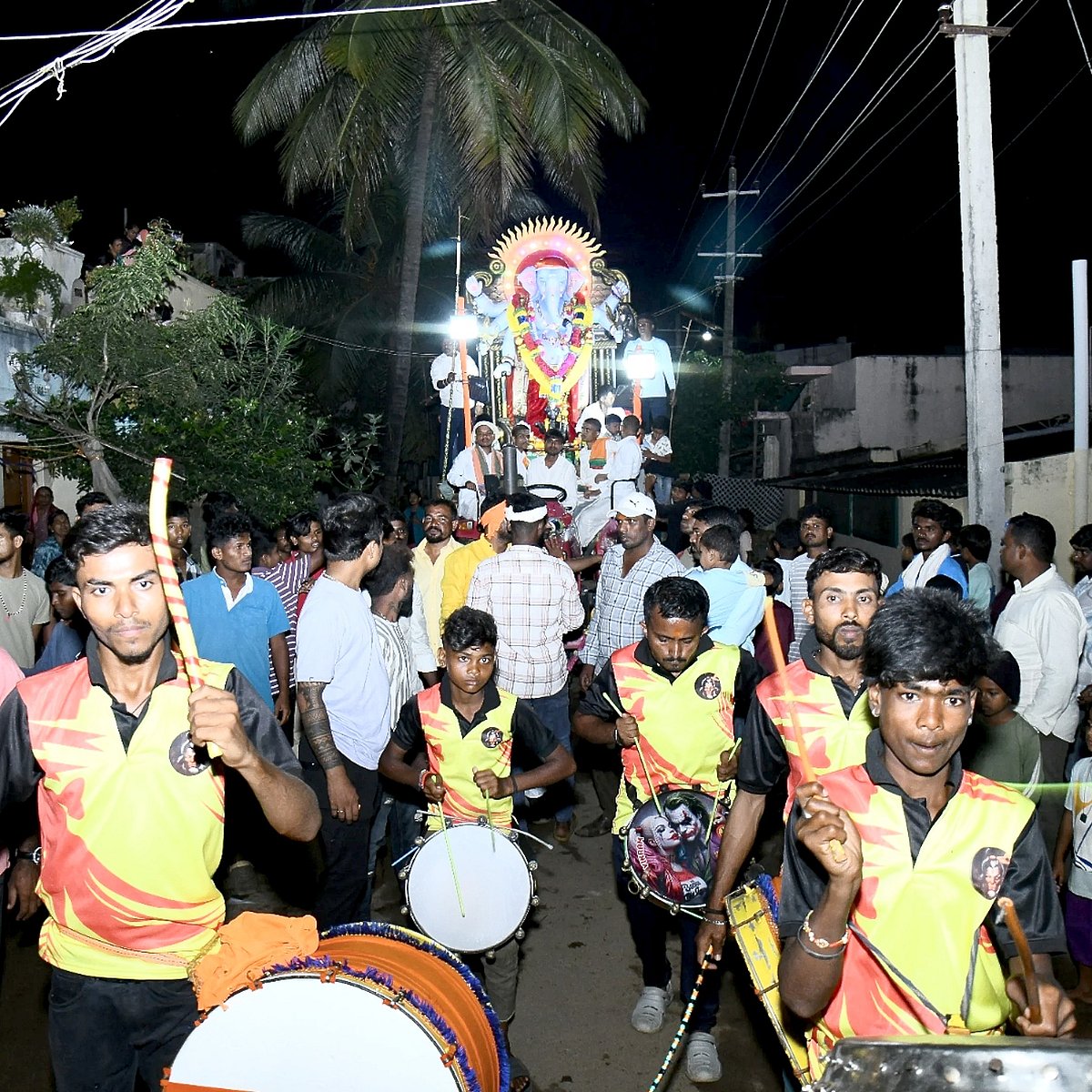 ಹಾವೇರಿ: DJ ಬೇಡ ಎಂದು ಡಿ.ಜೆಗೆ ಮೀಸಲಿಟ್ಟಿದ್ದ ಹಣದಲ್ಲಿ ಹೋಳಿಗೆ ಊಟ ಹಾಕಿಸಿದರು!