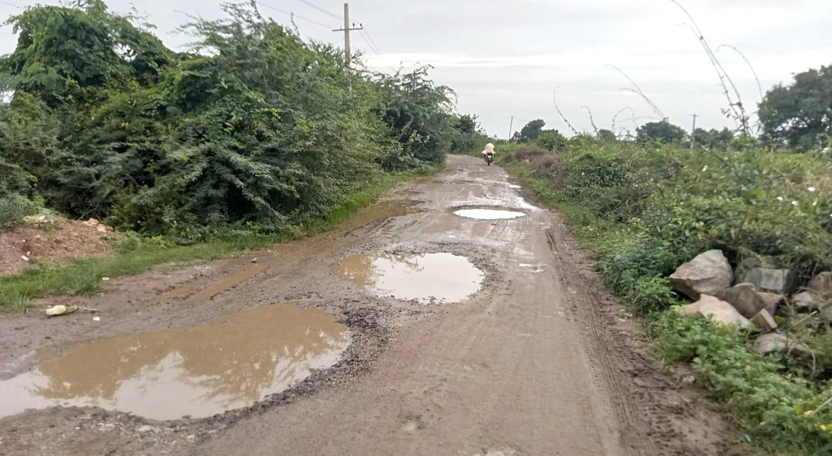 ಕೆಂಭಾವಿ | ರಸ್ತೆ ಹಾಳು: ಬಸ್‌ ಸಂಚಾರ ಬಂದ್