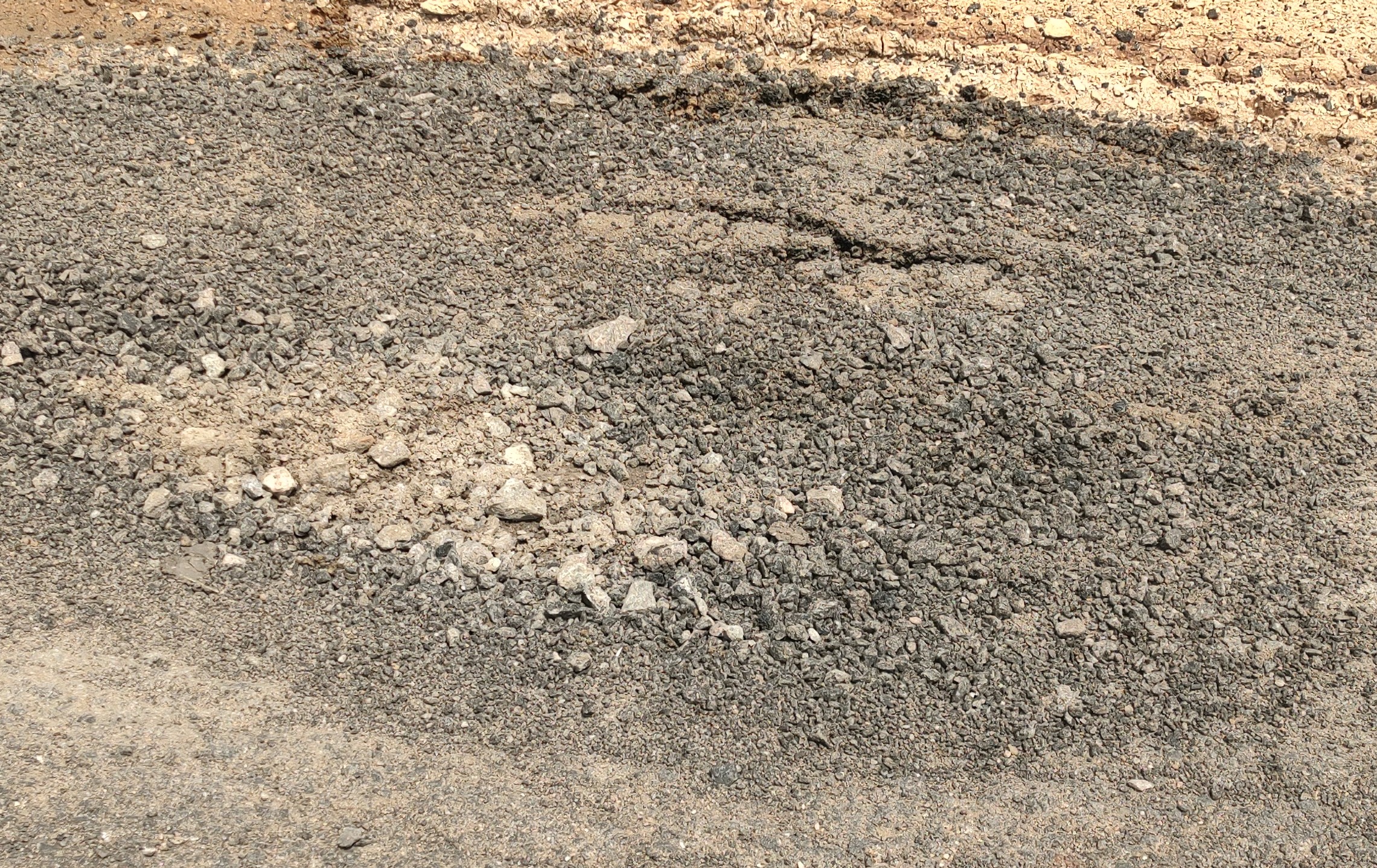 ಡಾಂಬರ್ ಕಿತ್ತು ಹೋಗಿರುವುದು