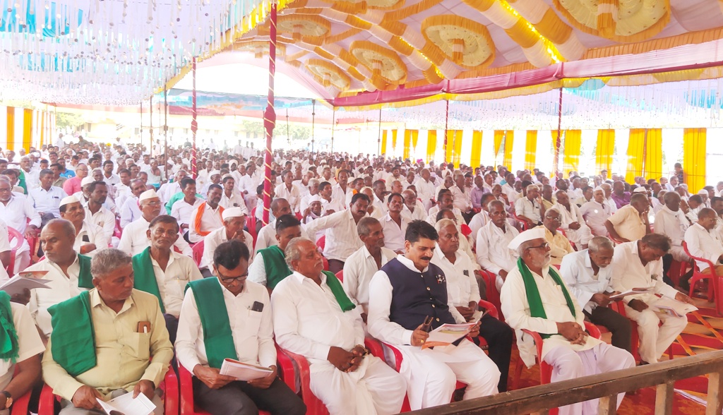 ನಾರಂಜಾ ಸಹಕಾರ ಸಕ್ಕರೆ ಕಾರ್ಖಾನೆಯಲ್ಲಿ ನಡೆದ ವಾರ್ಷಿಕ ಮಹಾಸಭೆಯಲ್ಲಿ ಪಾಲ್ಗೊಂಡಿದ್ದ ರೈತರು
