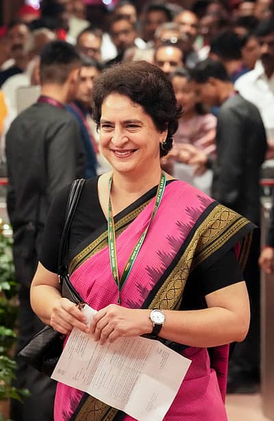 ಕಪ್ಪು ಮತ್ತು ಬಂಗಾರ ಬಣ್ಣದ ಅಂಚಿನ ಸೀರೆಯಲ್ಲಿ ಪ್ರಿಯಾಂಕಾ ಗಾಂಧಿ 