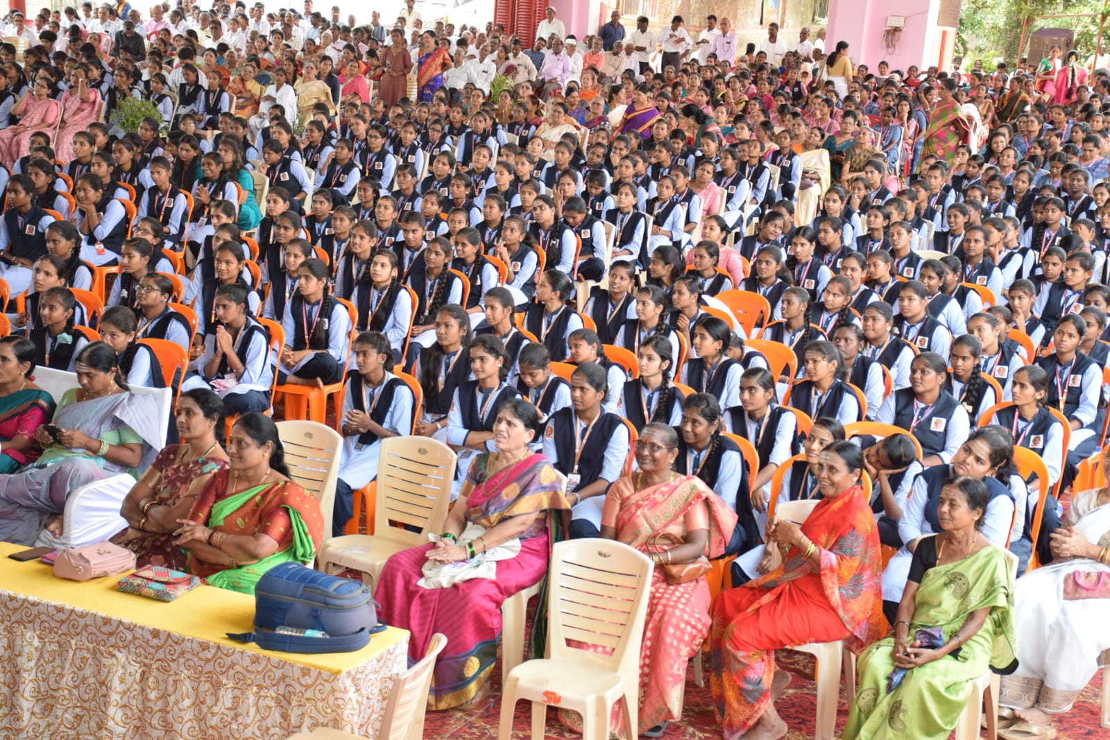 ಮಠಾಧೀಶರು ವಿದ್ಯಾರ್ಥಿಗಳೊಂದಿಗೆ ಸಂವಾದ ನಡೆಸಿದರು 