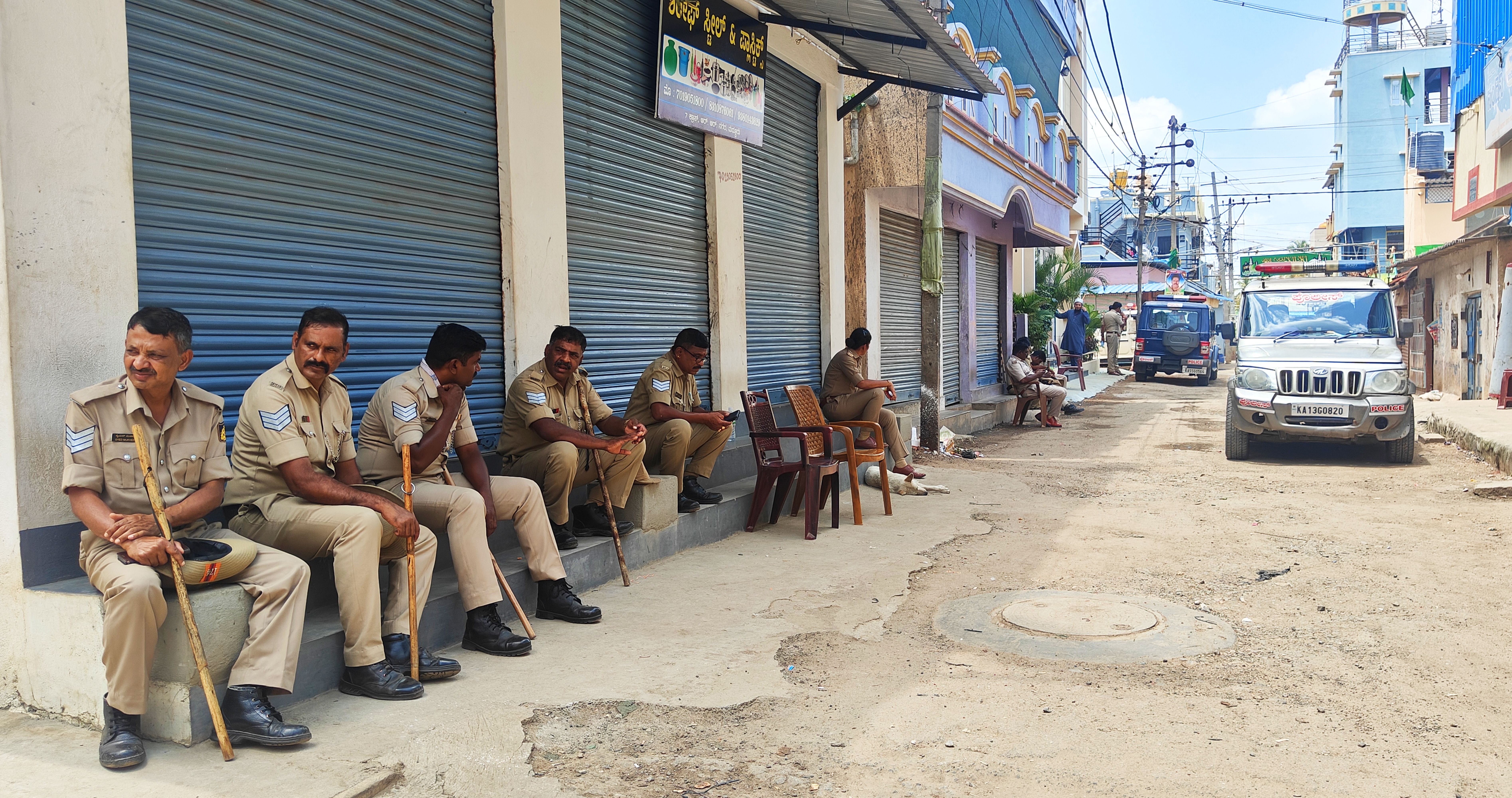 ಕಲ್ಲು ತೂರಾಟ ನಡೆದ ಮದ್ದೂರು ಪಟ್ಟಣದ ರಾಮ್‌ ರಹೀಂ ಬಡಾವಣೆಯ ಮಸೀದಿ ಸುತ್ತ ಪೊಲೀಸ್‌ ಬಿಗಿ ಬಂದೋಬಸ್ತ್‌ ಒದಗಿಸಲಾಗಿತ್ತು  – ಪ್ರಜಾವಾಣಿ ಚಿತ್ರ 
