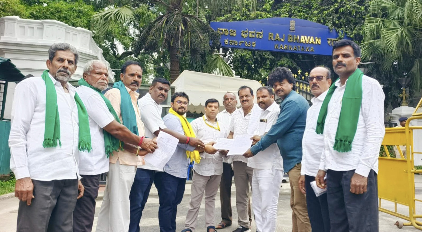 ಮಾಗಡಿ ತಾಲ್ಲೂಕಿನ ಸೋಲೂರು ಹೋಬಳಿಯನ್ನು ಯಾವುದೇ ಕಾರಣಕ್ಕೂ ನೆಲಮಂಗಲಕ್ಕೆ ಸೇರಿಸಬಾರದು ಎಂದು ವಿವಿಧ ಕನ್ನಡಪರ ಸಂಘಟನೆಯ ವತಿಯಿಂದ ರಾಜ್ಯಪಾಲರಿಗೆ ಮನವಿ ಪತ್ರ ಸಲ್ಲಿಸಲಾಯಿತು.