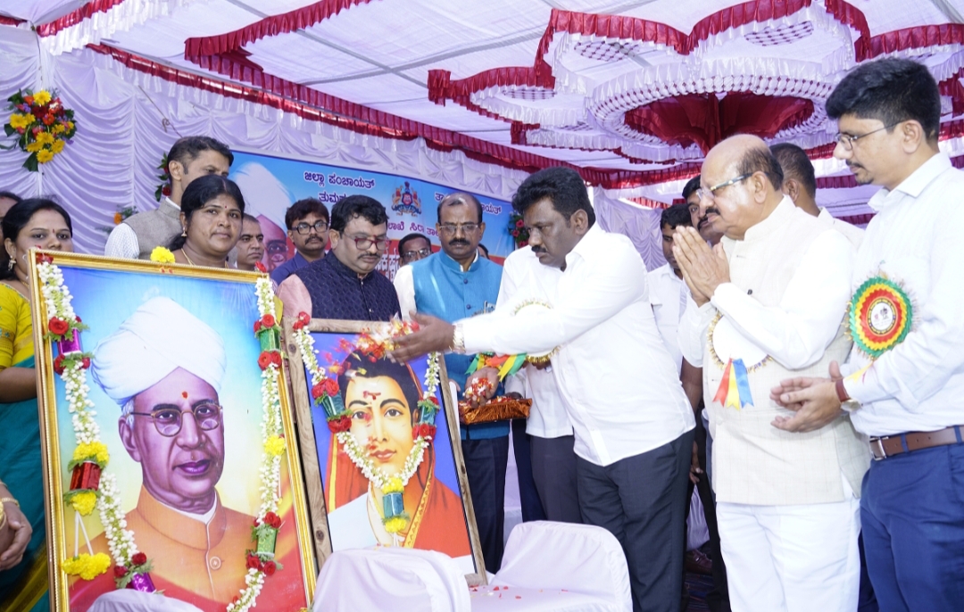 ಶಿರಾದಲ್ಲಿ ಮಂಗಳವಾರ ನಡೆದ ಶಿಕ್ಷಕರ ದಿನಾಚರಣೆಯಲ್ಲಿ ಡಾ.ಸರ್ವಪಲ್ಲಿ ರಾಧಾಕೃಷ್ಣನ್‌ರವರ ಭಾವಚಿತ್ರಕ್ಕೆ ಶಾಸಕ ಟಿ.ಬಿ.ಜಯಚಂದ್ರ ವಿಧಾನ ಪರಿಷತ್ ಸದಸ್ಯ ಚಿದಾನಂದ ಎಂ.ಗೌಡ ಪುಷ್ಪಾರ್ಚನೆ ನಡೆಸಿದರು.
