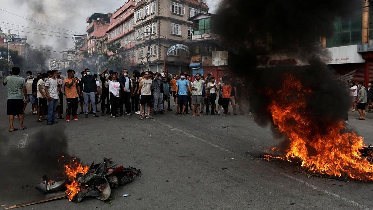 ನೇಪಾಳ | ಸರ್ಕಾರದ ವಿರುದ್ಧ Gen Z ಕಿಡಿ; ಬಡವರ ಮಕ್ಕಳು ಬೆಳೀಬಾರ್ದಾ ಅಂದ ಯುವಜನತೆ