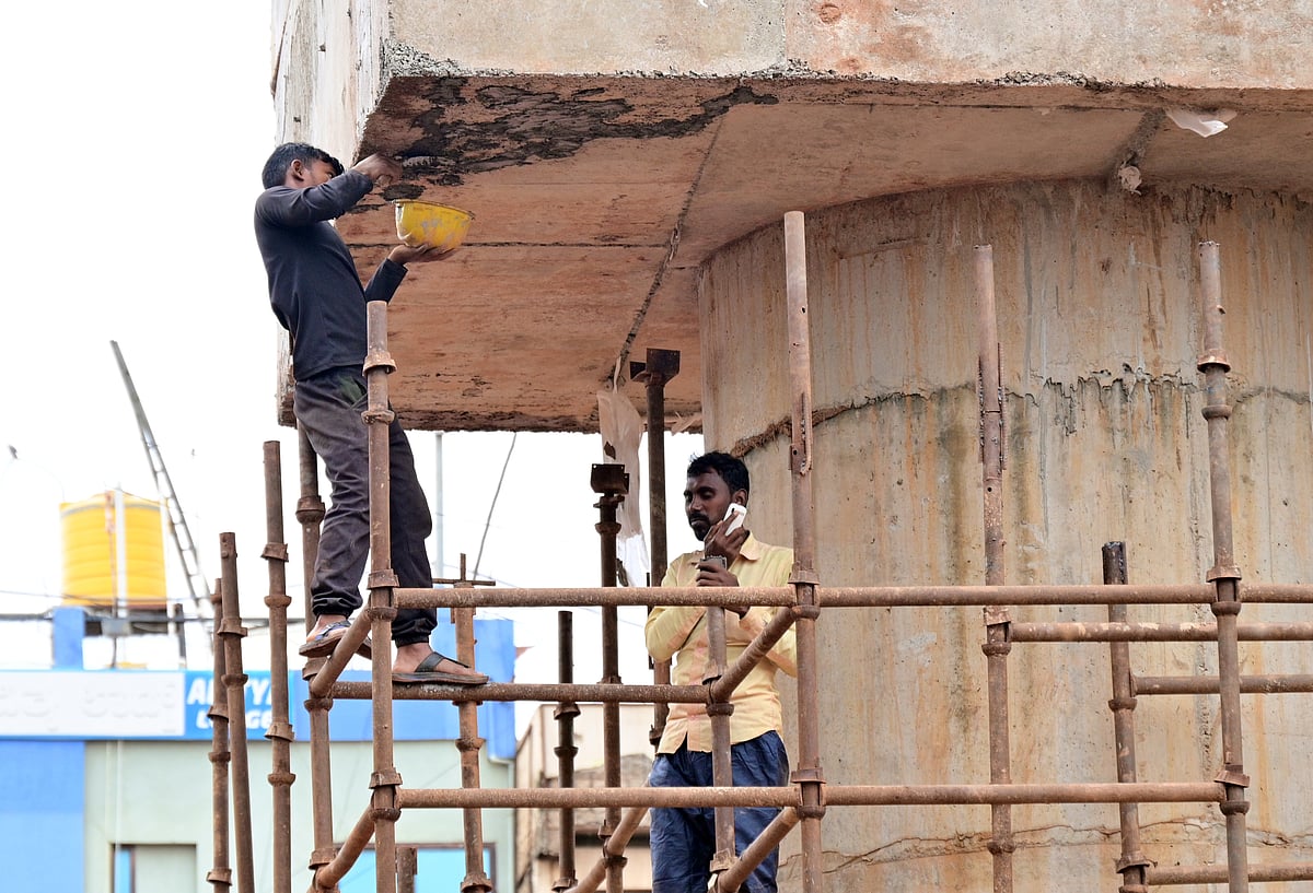 ಹುಬ್ಬಳ್ಳಿ | ಮೇಲ್ಸೇತುವೆ ಕಾಮಗಾರಿ: ಅಪಾಯಕಾರಿ ಕೆಲಸದಲ್ಲಿ ಕಾರ್ಮಿಕರು!