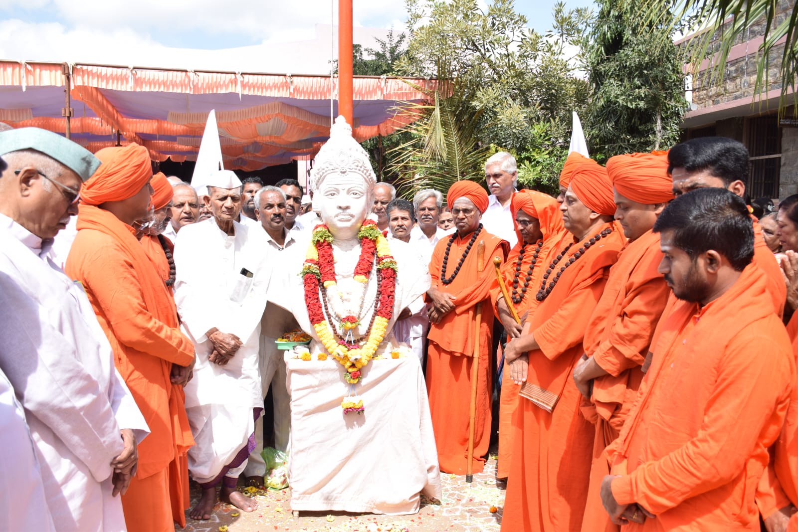 ಲಿಂಗಾಯತ ಮಠಾಧಿಪತಿಗಳ ಒಕ್ಕೂಟ ಹಾಗೂ ಸಮಸ್ತ ಬಸವಪರ ಸಂಘಟನೆಗಳ ಆಶ್ರಯದಲ್ಲಿ ಮಂಗಳವಾರ ನಡೆದ ಬಸವ ಸಂಸ್ಕೃತಿ ಅಭಿಯಾನದಲ್ಲಿ ವಿವಿಧ ಮಠಾಧೀಶರು ಪಾಲ್ಗೊಂಡಿದ್ದರು