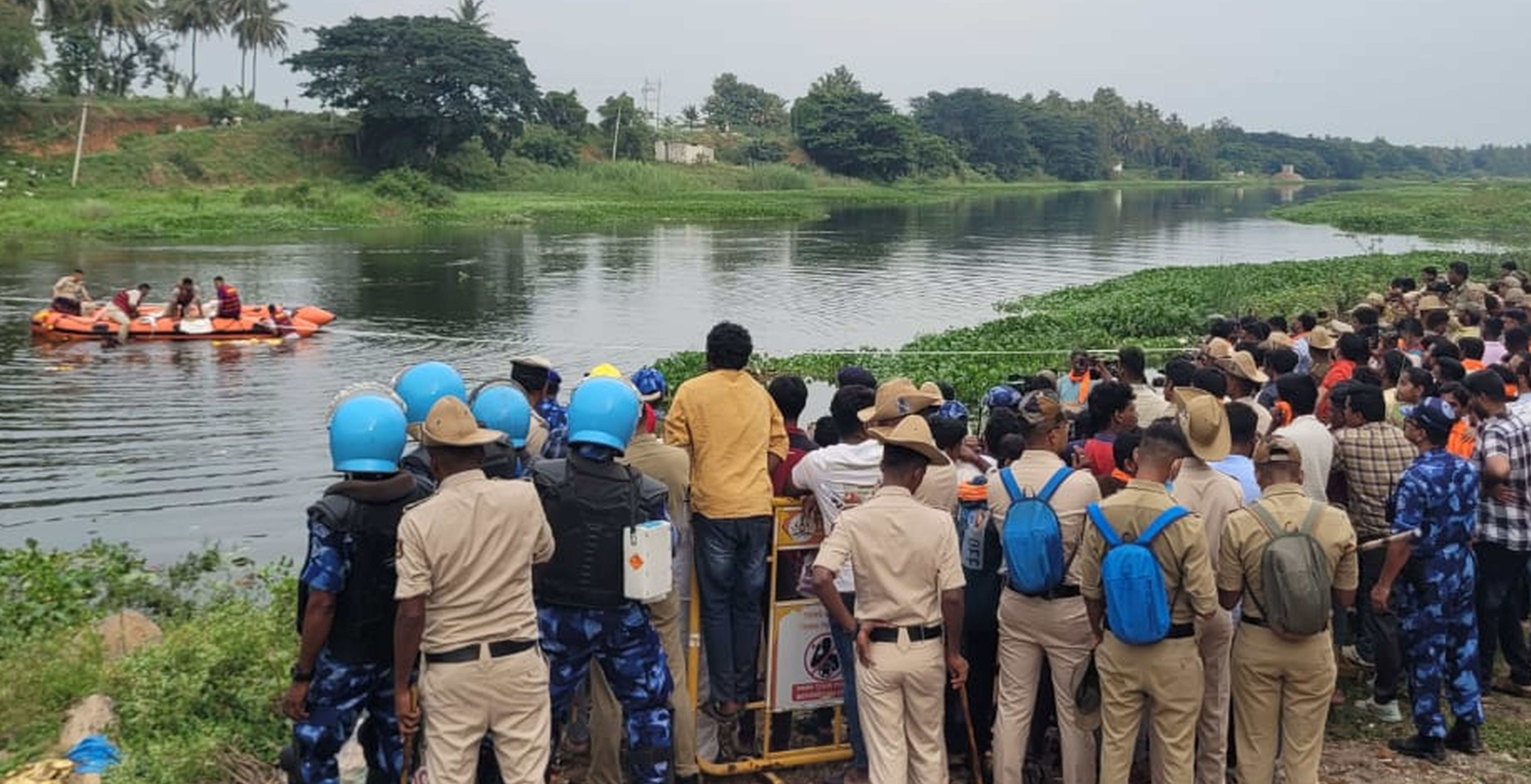 ಮದ್ದೂರು ಪಟ್ಟಣದ ಹೊರವಲಯದ ಶಿಂಷಾ ನದಿಯಲ್ಲಿ ಬುಧವಾರ ಸಂಜೆ ಗಣೇಶ ಮೂರ್ತಿಗಳನ್ನು ವಿಸರ್ಜನೆ ಮಾಡಲಾಯಿತು 