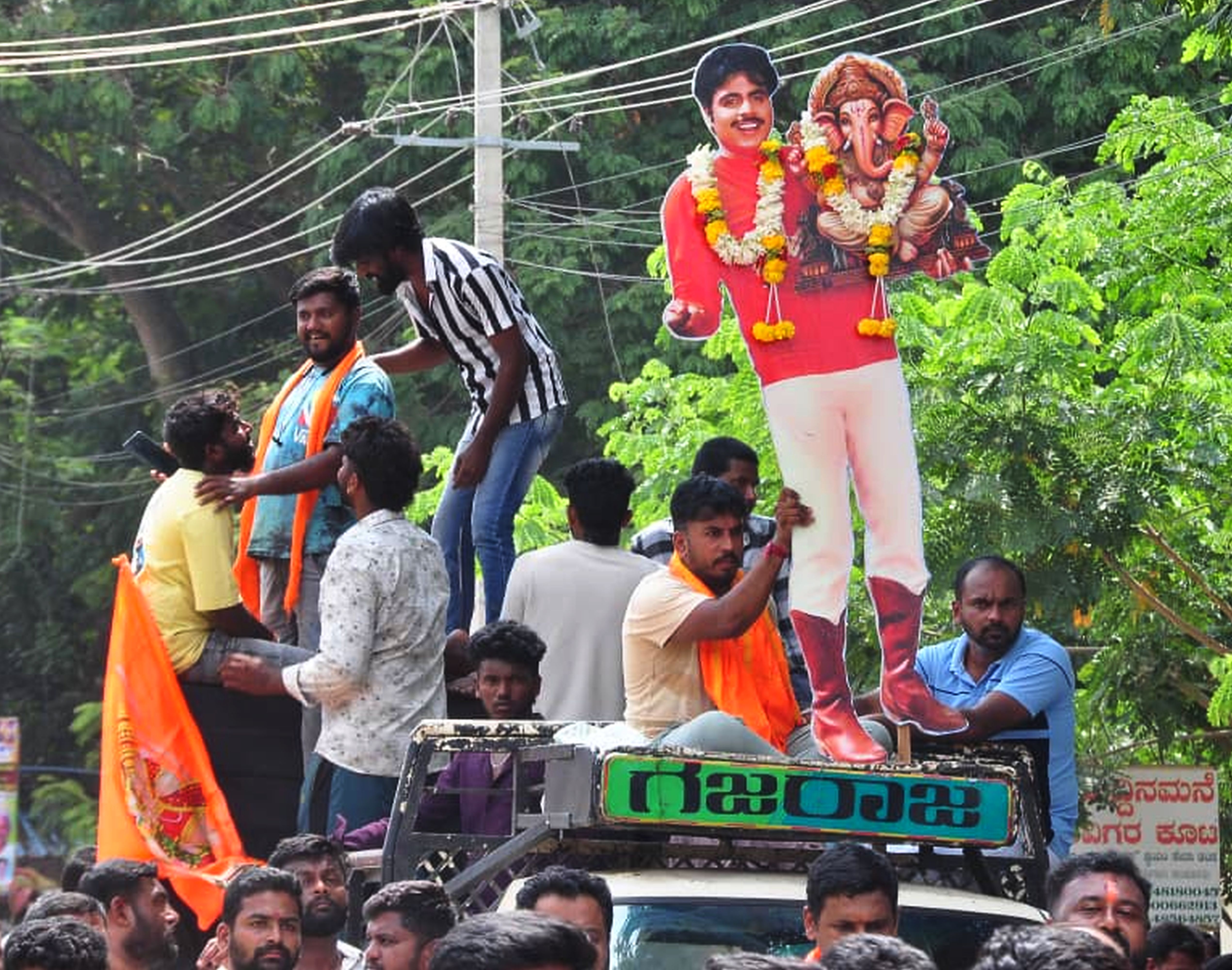 ಮೆರವಣಿಗೆಯಲ್ಲಿ ರೆಬೆಲ್‌ಸ್ಟಾರ್‌ ಅಂಬರೀಶ್‌ ಕಟೌಟ್‌ ಗಮನ ಸೆಳೆಯಿತು 