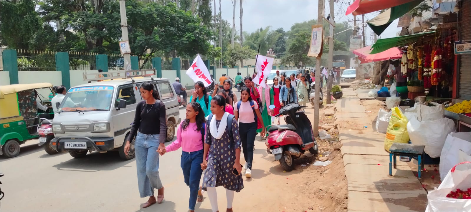 ಹೊಸಕೋಟೆಯ ಸರ್ಕಾರಿ ಪ್ರಥಮ ದರ್ಜೆ ಕಾಲೇಜಿನ ವಿದ್ಯಾರ್ಥಿಗಳು ಒಂದೂವರೆ ತಿಂಗಳಿಂದ ಸಮರ್ಪಕ ತರಗತಿ ನಡೆಯುತ್ತಿಲ್ಲವೆಂದು ಎಸ್ ಎಪ್ ಐ ಮತ್ತು ಡಿ ವೈ ಎಪ್ ಐ ಸಹಯೋಗದಲ್ಲಿ ಜಾಥಾ ನಡೆಸುತ್ತಿರುವುದು