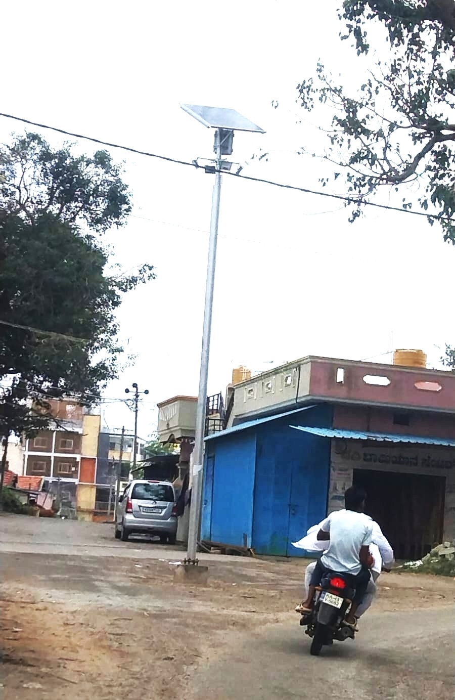 ಬಿಳಿಕೆರೆ ಗ್ರಾಮದಲ್ಲಿ ವಿವಿಧ ರಸ್ತೆಯಲ್ಲಿ ಅಳವಡಿಸಿರುವ ಸೋಲಾರ್‌ ಮಿನಿ ಹೈ ಮಾಸ್ಕ್ ಬೀದಿ ದೀಪ.