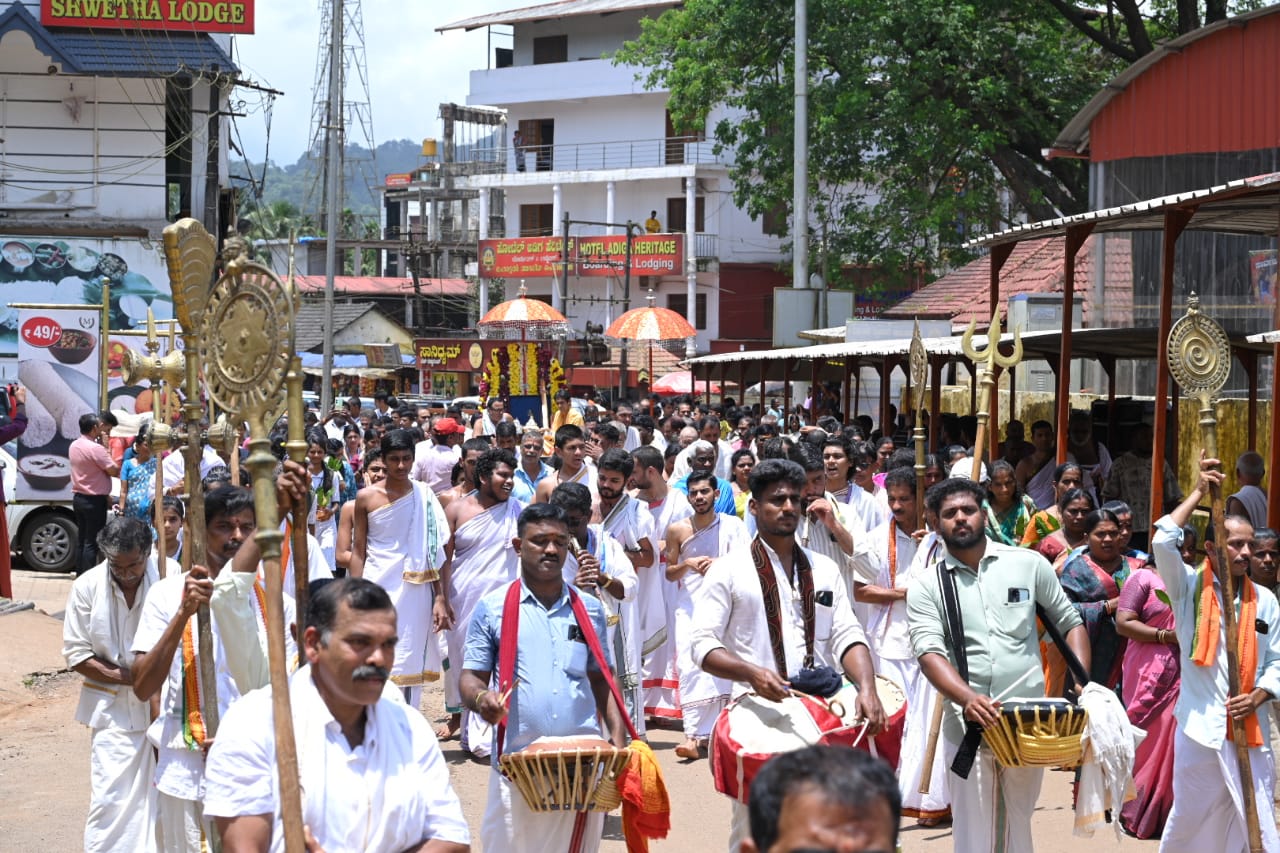 ಕೊಲ್ಲೂರಿನ ಓಲಗ ಮಂಟಪದಿಂದ ಮೆರವಣಿಗೆಯಲ್ಲಿ ವಜ್ರ ಕಿರೀಟ ಆಭರಣ ರಜತ ಕಿರೀಟ ಹಾಗೂ ಖಡ್ಗವನ್ನು ದೇವಸ್ಥಾನಕ್ಕೆ ತರಲಾಯಿತು