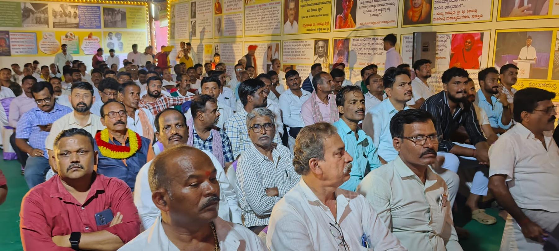 ಉಪನ್ಯಾಸ ಕಾರ್ಯಕ್ರಮಕ್ಕೆ ಸೇರಿದ ಜನ ಸ್ತೋಮ