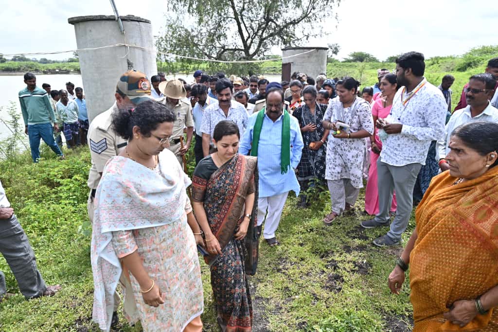 ನವಲಗುಂದ ತಾಲ್ಲೂಕಿನ ಗುಡಿಸಾಗರ ಗ್ರಾಮದ ಕೆರೆ ಪ್ರದೇಶವನ್ನು ಜಿಲ್ಲಾಧಿಕಾರಿ ದಿವ್ಯಪ್ರಭು ಶಾಸಕ ಕೋನರೆಡ್ಡಿ ಅಧಿಕಾರಿಗಳ ತಂಡದವರು ವೀಕ್ಷಿಸಿದರು.