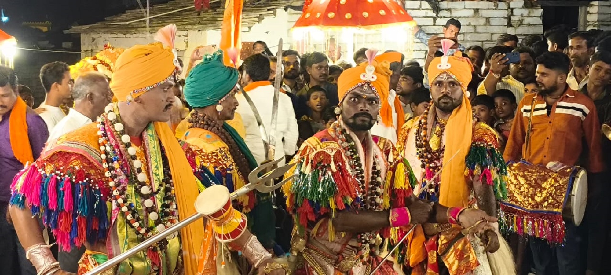 ಚಿಂಚೋಳಿ ಪಟ್ಟಣದ ಹಿರೇ ಗಸಿಯಲ್ಲಿ ಮಹಾಂತೇಶ್ವರ ಪಲ್ಲಕ್ಕಿ ಉತ್ಸವದ ಅಂಗವಾಗಿ ನಡೆದ ಮೆರವಣಿಗೆಯಲ್ಲಿ ಪುರವಂತರು ನೃತ್ಯ ಮಾಡಿ ಗಮನ ಸೆಳೆದರು