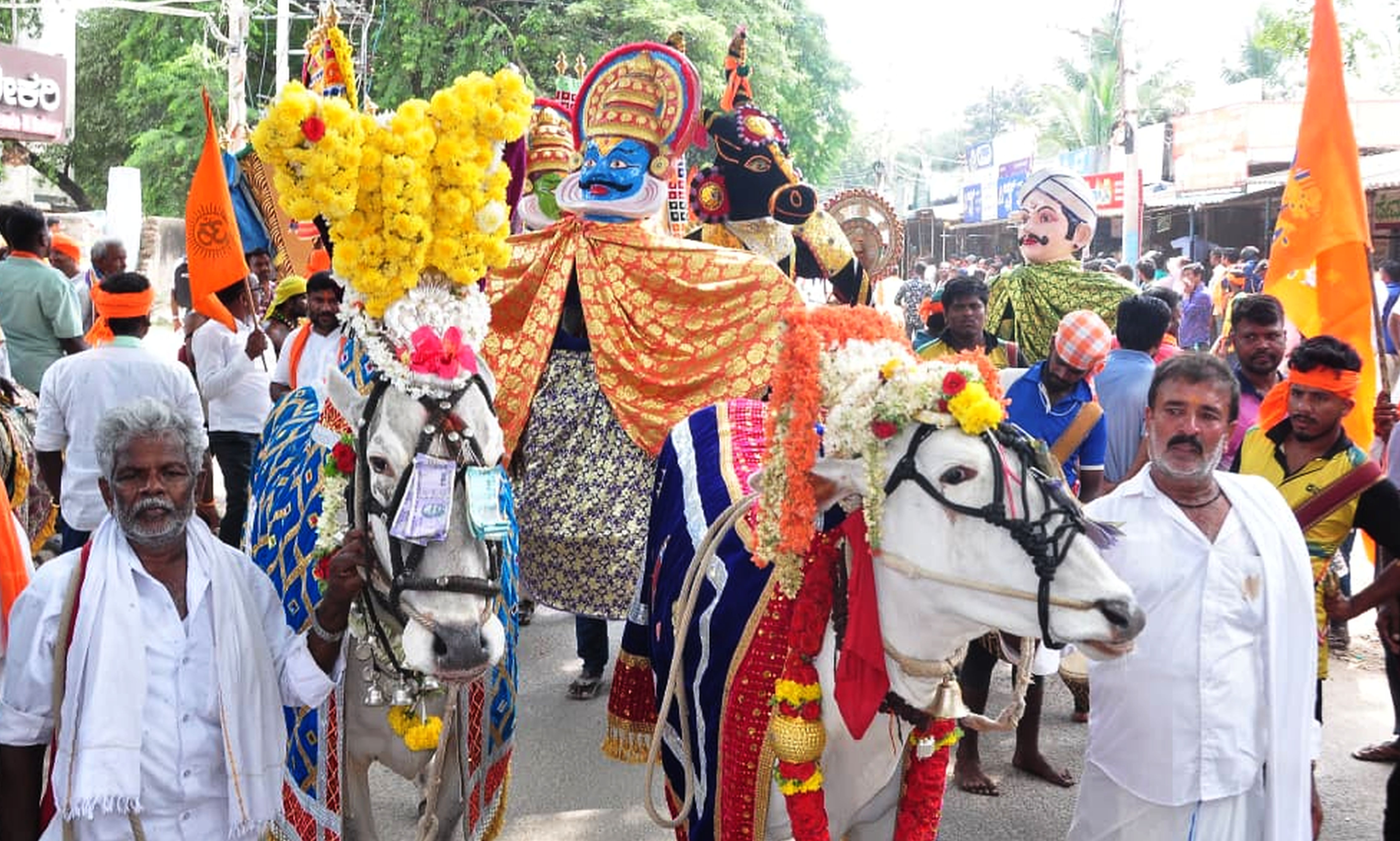 ಸಾಮೂಹಿಕ ಗಣೇಶ ಮೂರ್ತಿಗಳ ವಿಸರ್ಜನಾ ಮೆರವಣಿಗೆಗೆ ಜೋಡಿಬಸವ ಮತ್ತು ಗಾರುಡಿ ಗೊಂಬೆಗಳ ಪ್ರದರ್ಶನ ಮೆರುಗು ನೀಡಿತು 