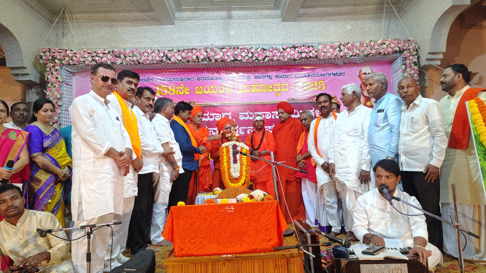 ಗಂಗಾವತಿ ಮಲ್ಲಿಕಾರ್ಜುನ ಮಠದ ಪುರಾಣ ಮಂಟಪದಲ್ಲಿ ಹಾನಗಲ್ ಕುಮಾರಸ್ವಾಮಿ 158ನೇ ಜಯಂತಿ ಮಹೋತ್ಸವ ಹಾಗೂ ಜೀವನ ಆದರ್ಶ ಪ್ರವಚನ ಕಾರ್ಯಕ್ರಮಕ್ಕೆ ಗಣ್ಯರು ಚಾಲನೆ ನೀಡಿದರು