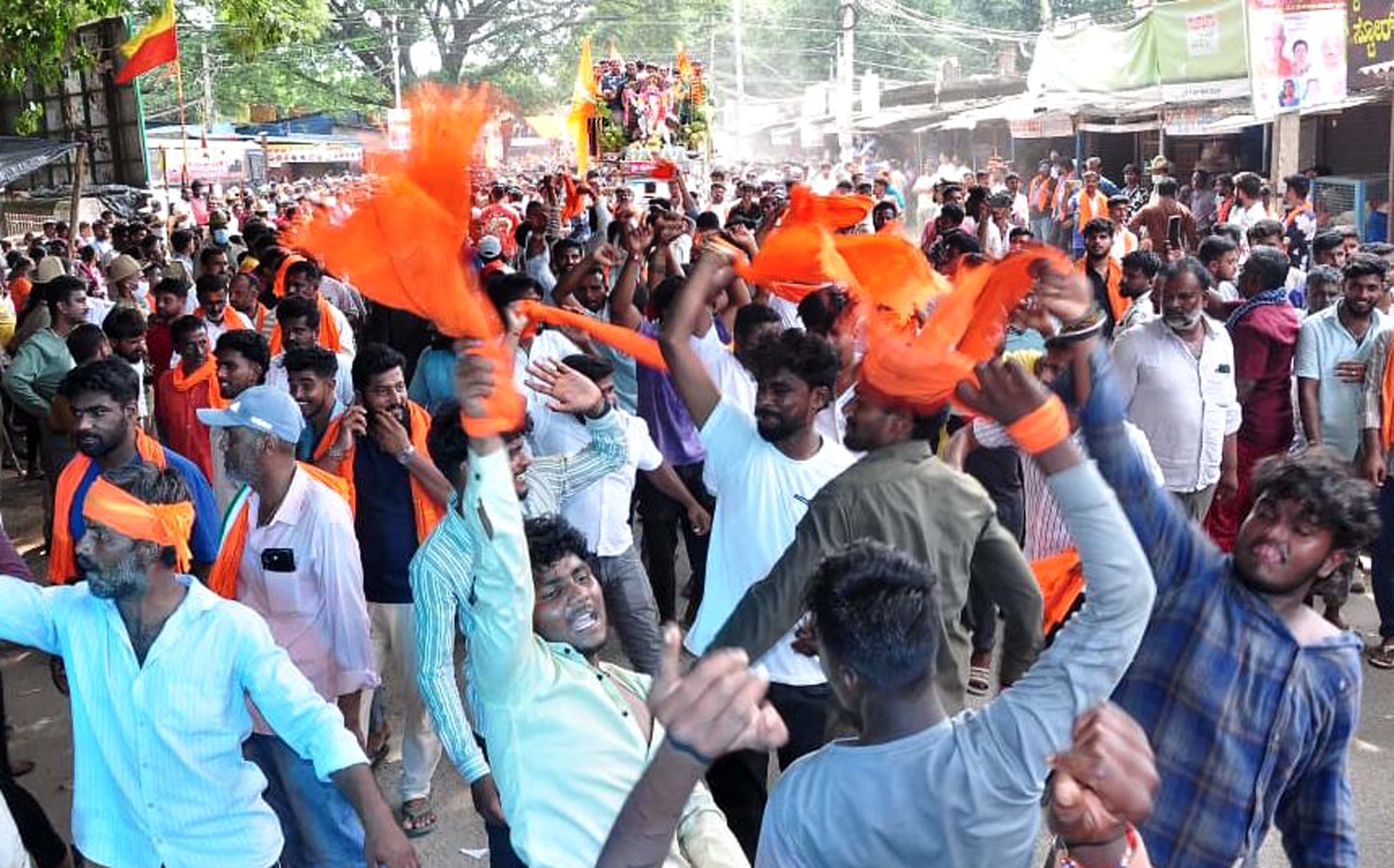ಮದ್ದೂರು ಪಟ್ಟಣದಲ್ಲಿ ಬುಧವಾರ ಆಯೋಜಿಸಿದ್ದ  ಸಾಮೂಹಿಕ ಗಣೇಶ ಮೂರ್ತಿಗಳ ವಿಸರ್ಜನಾ ಮೆರವಣಿಗೆಯಲ್ಲಿ ಡಿಜೆ ಸಂಗೀತಕ್ಕೆ ನೃತ್ಯ ಮಾಡಿದ ಹಿಂದುತ್ವ ಪರ ಕಾರ್ಯಕರ್ತರು 