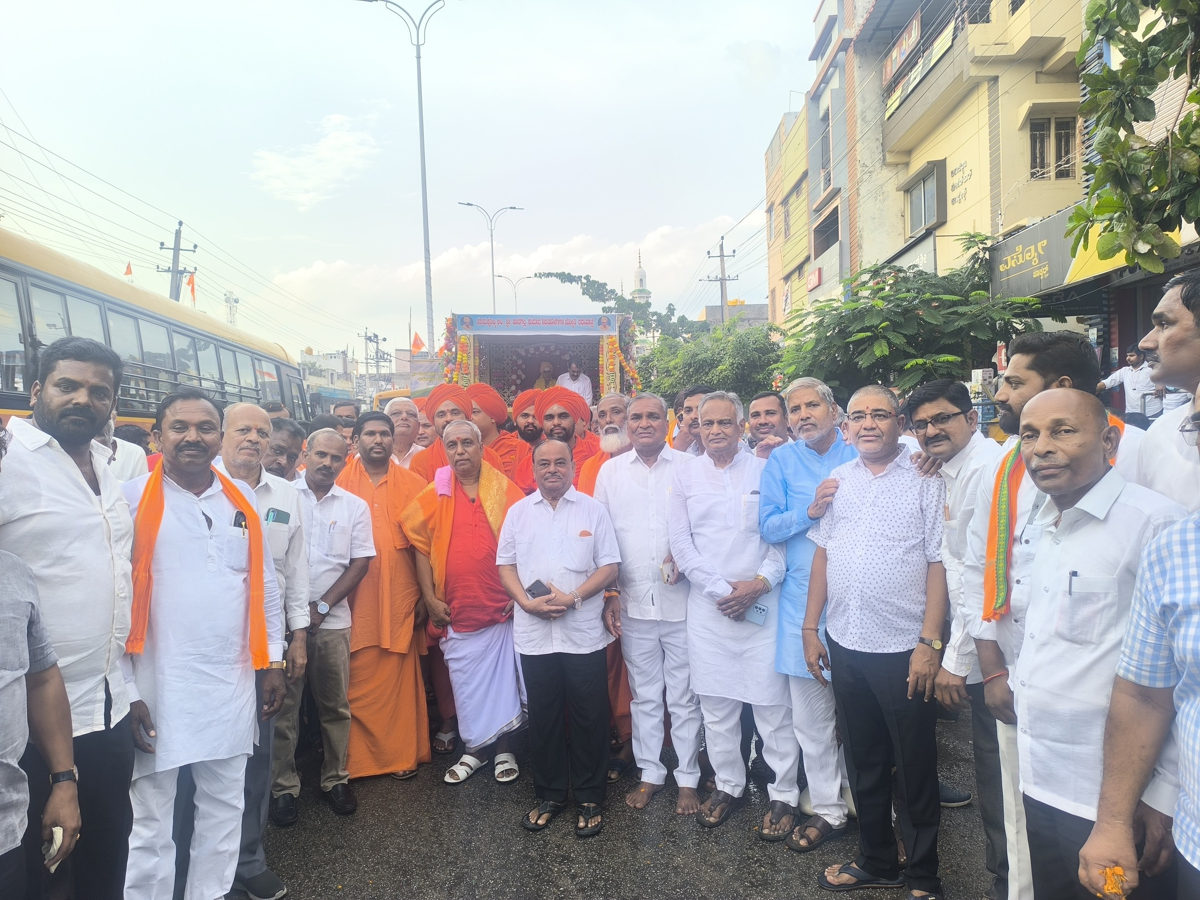 ಗಂಗಾವತಿ ಸಿಬಿಎಸ್ ವೃತ್ತದ ಬಳಿಯ ಈರಣ್ಣ ದೇವಸ್ಥಾನದಿಂದ ಚನ್ನಮಲ್ಲಿಕಾರ್ಜುನ ಮಠದವರೆಗೆ ಶುಕ್ರವಾರ ಹಾನಗಲ್ಲ ಕುಮಾರ ಶಿವಯೋಗಿ ಜ್ಯೋತಿ ರಥಯಾತ್ರೆ ಜರುಗಿತು 