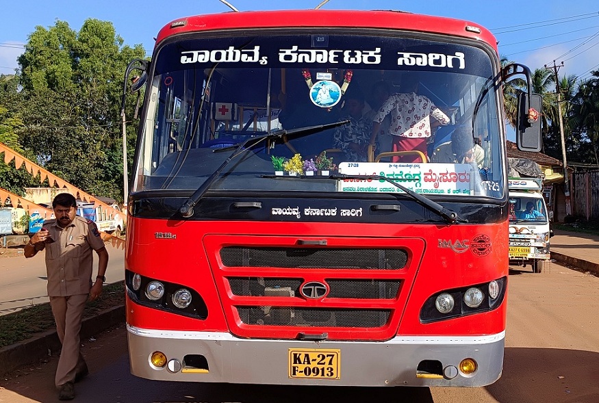ಆನವಟ್ಟಿಯ ರಾಜ್ಯ ಹೆದ್ದಾರಿಯ ನಡು ರಸ್ತೆಯಲ್ಲಿ ವಾಯುವ್ಯ ಕರ್ನಾಟಕ ಸಾರಿಗೆ ಬಸ್‌ ನಿಲ್ಲಿಸಿರುವ ಡೈವರ್‌