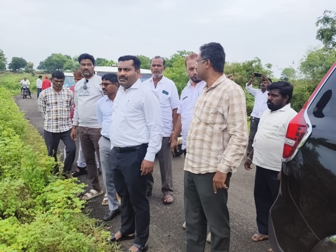 ಆಳಂದ ತಾಲ್ಲೂಕಿನ ಜೀರಹಳ್ಳಿ ಗ್ರಾಮದಲ್ಲಿ ಹೊಲಗದ್ದೆಗಳಿಗೆ ಹಳ್ಳದ ನೀರು ಹರಿದು ಬೆಳೆ ಜಮೀನು ಹಾಳದ ಸ್ಥಳಕ್ಕೆ ತಹಶೀಲ್ದಾರ್‌ ಅಣ್ಣರಾವ ಪಾಟೀಲ ಇಒ ಮಾನಪ್ಪ ಕಟ್ಟಿಮನಿ ಭೇಟಿ ನೀಡಿ ಪರಿಶೀಲನೆ ನಡೆಸಿದರು.