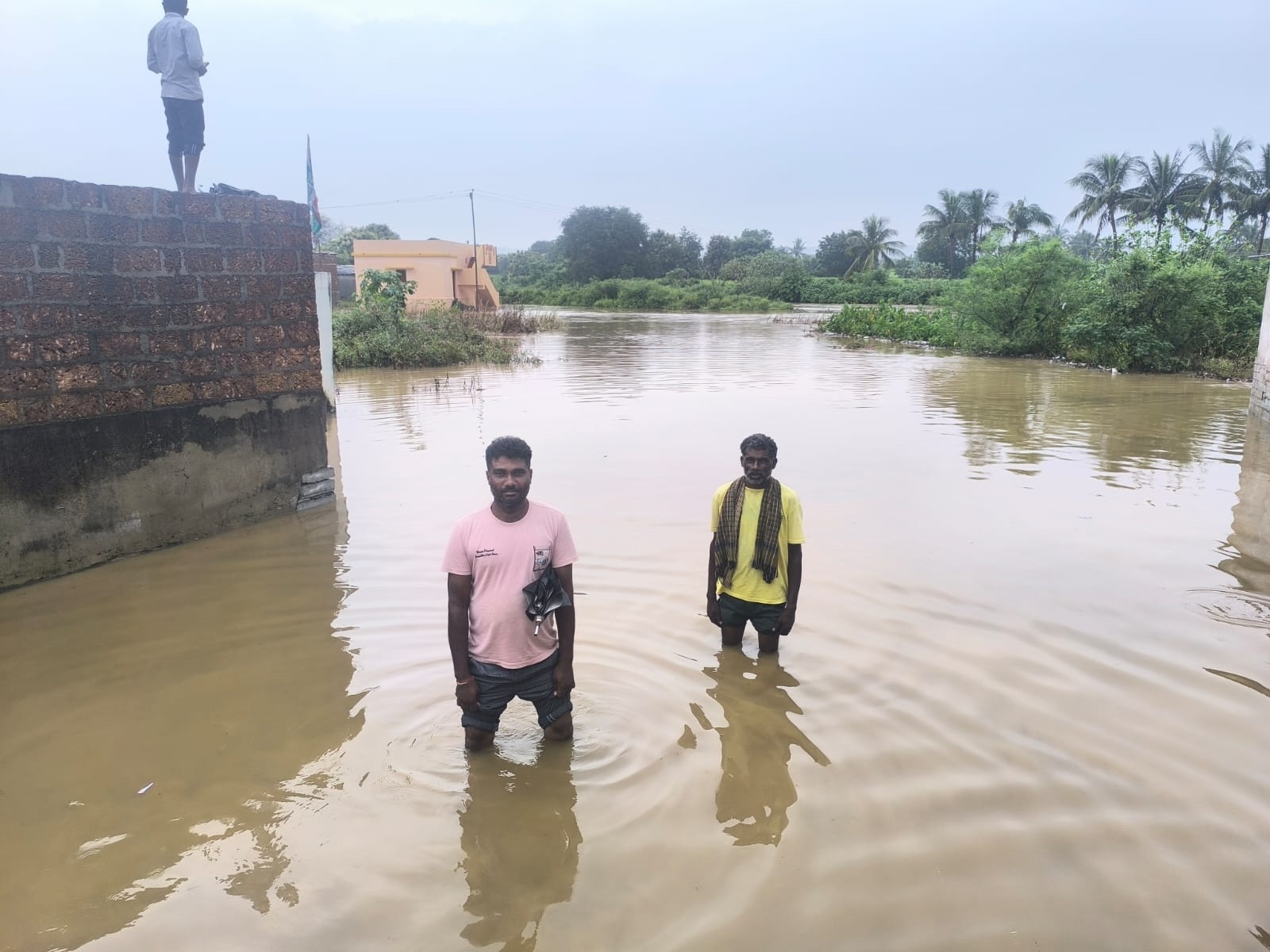 ಚಿಂಚೋಳಿ ತಾಲ್ಲೂಕು ನಾಗಾಈದಲಾಯಿ ಗ್ರಾಮದಲ್ಲಿ ಗುರುವಾರ ಪ್ರವಾಹದ ನೀರು ಗ್ರಾಮದೊಳಗೆ ನುಗ್ಗಿ ಜನ ಜೀವನ ಅಸ್ತವ್ಯಸ್ತಗೊಳಿಸಿದೆ