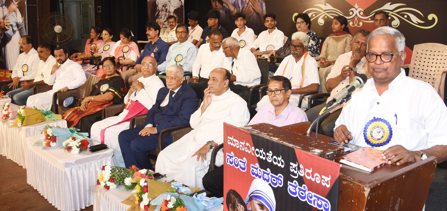 ವಿಚಾರ ಸಂಕಿರಣದಲ್ಲಿ ಪುರುಷೋತ್ತಮ ಬಿಳಿಮಲೆ ಮಾತನಾಡಿದರು. ಕೆ.ಷರೀಫಾ ಫಾದರ್ ಅಲೋಶಿಯಸ್ ಪಾಲ್ ಡಿಸೋಜ ಹಾಗೂ ರಾಯ್ ಕ್ಯಾಸ್ಟಲಿನೊ ಮತ್ತಿತರರು ಪಾಲ್ಗೊಂಡಿದ್ದರು.