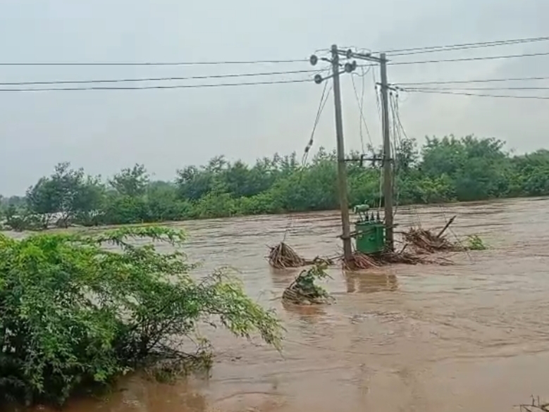 ಆಳಂದ ತಾಲ್ಲೂಕಿನ ಶಕಾಪುರ ಸಮೀಪದ ಹಳ್ಳವು ತುಂಬಿ ಹರಿದು ವಿದ್ಯುತ್‌ ಪರಿವರ್ತಕಗಳು ಜಲಾವೃತ್ತಗೊಂಡಿರುವ ದೃಶ್ಯ