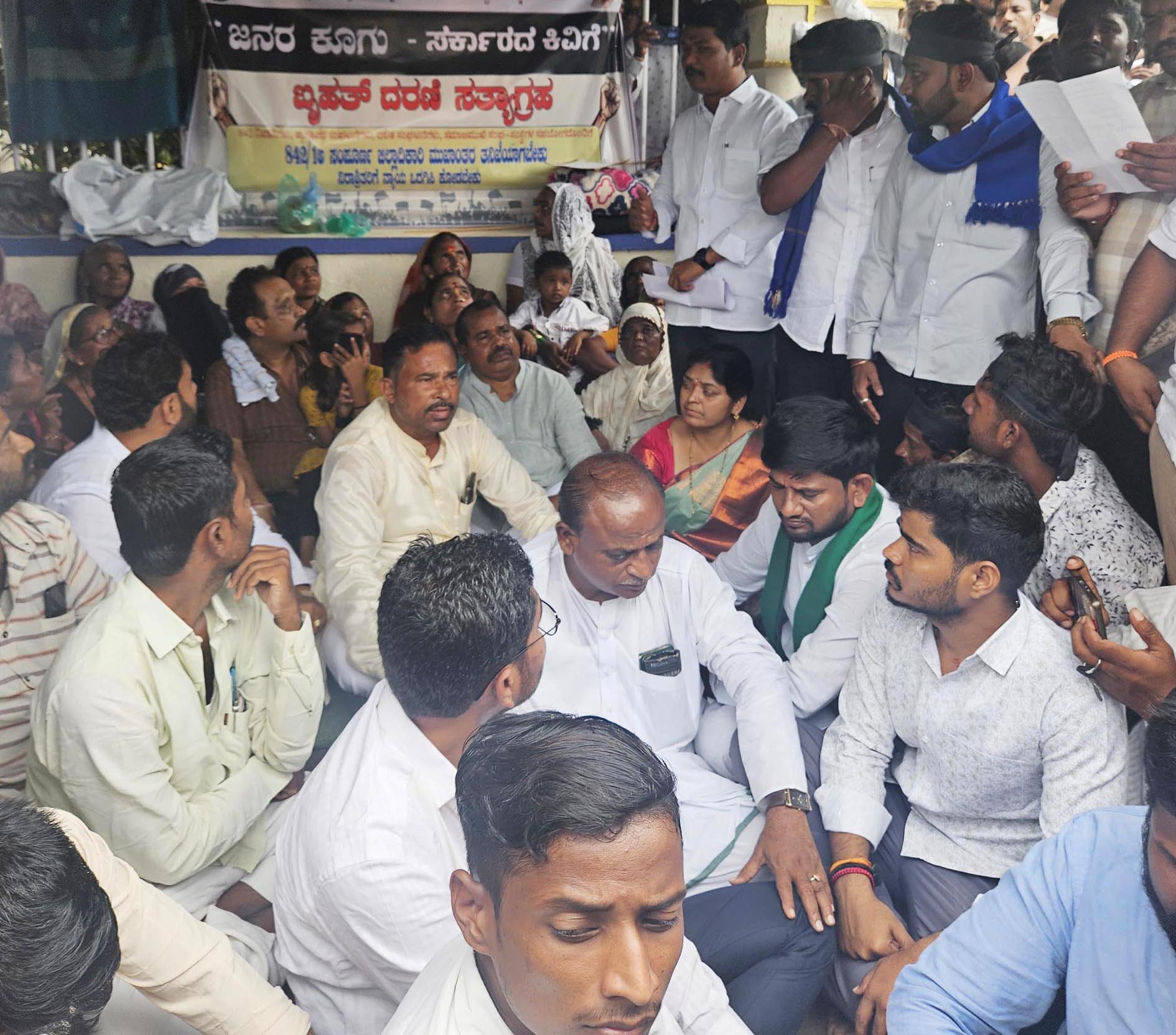 ಸಿಂದಗಿ ಪಟ್ಟಣದ ಡಾ.ಬಿ.ಆರ್.ಅಂಬೇಡ್ಕರ್ ವೃತ್ತದಲ್ಲಿ ಮುಂದುವರೆದ ಧರಣಿ ಸತ್ಯಾಗ್ರಹ ಸ್ಥಳಕ್ಕೆ ಗುರುವಾರ ಮಾಜಿ ಶಾಸಕ ರಮೇಶ ಭೂಸನೂರ ಬಿಜೆಪಿ ಜಿಲ್ಲಾ ಘಟಕದ ಅಧ್ಯಕ್ಷ ಗುರಲಿಂಗಪ್ಪ ಅಂಗಡಿ ಭೇಟಿ ನೀಡಿದರು.
