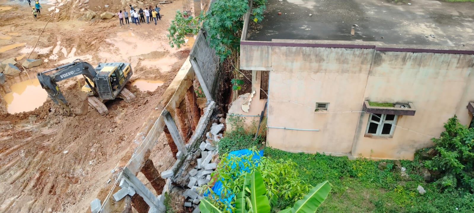ಮಳೆಯಿಂದ ಅಪಾರ್ಟ್‌ಮೆಂಟ್‌ ಗೊಡೆ ಕುಸಿದಿರುವುದು
