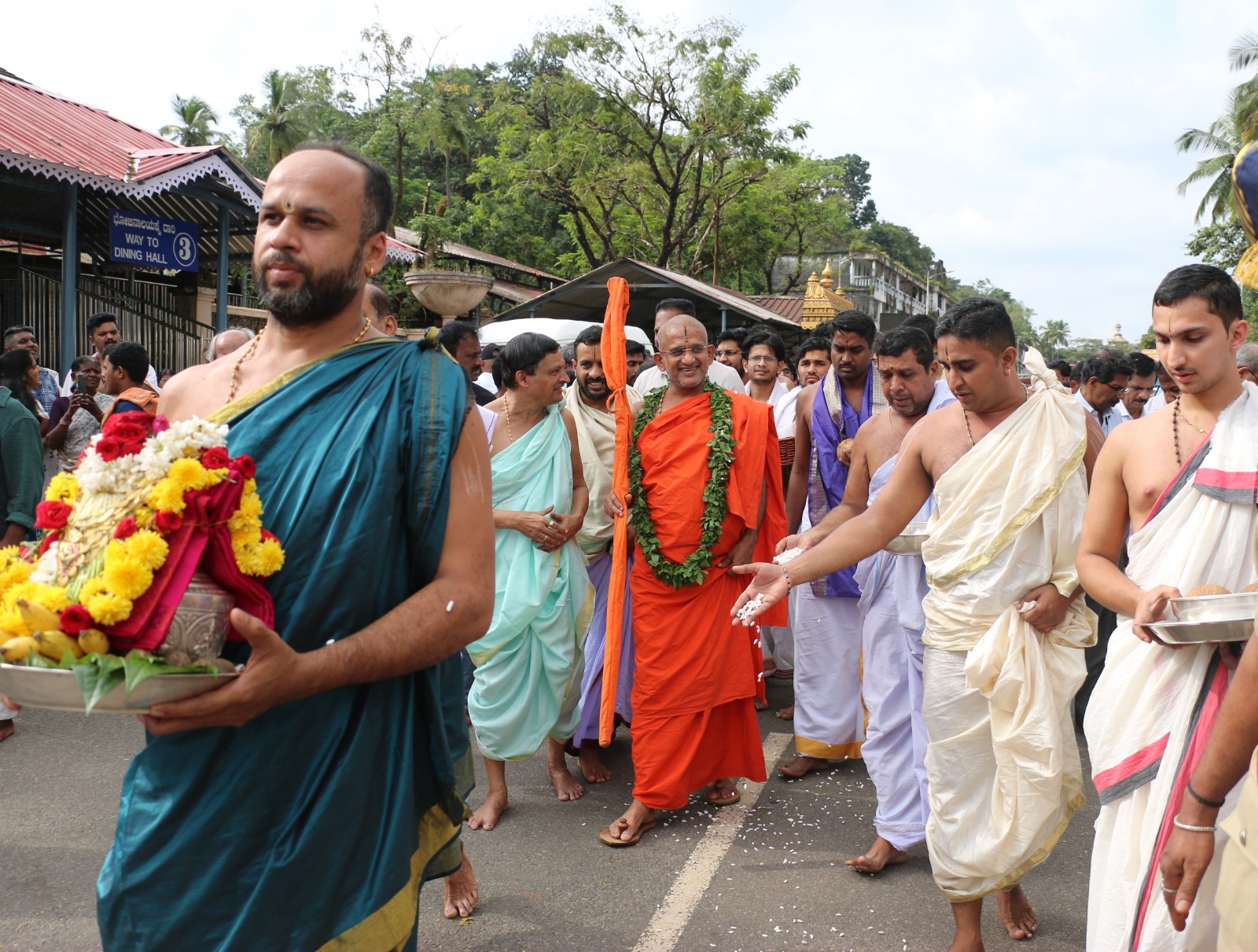 ಧರ್ಮಸ್ಥಳಕ್ಕೆ ಗುರುವಾರ ಭೇಟಿ ನೀಡಿದ ಉಡುಪಿ ಪೇಜಾವರ ಮಠದ ವಿಶ್ವಪ್ರಸನ್ನತೀರ್ಥ ಸ್ವಾಮೀಜಿ ಅವರನ್ನು ಸ್ವಾಗತಿಸಲಾಯಿತು