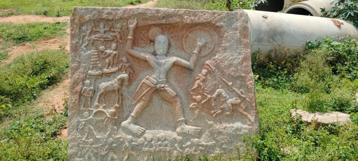 ಗಂಗರ ಕಾಲದ ವೀರಗಲ್ಲು ಅನಾಥವಾಗಿ ಬಿದ್ದಿರುವುದು