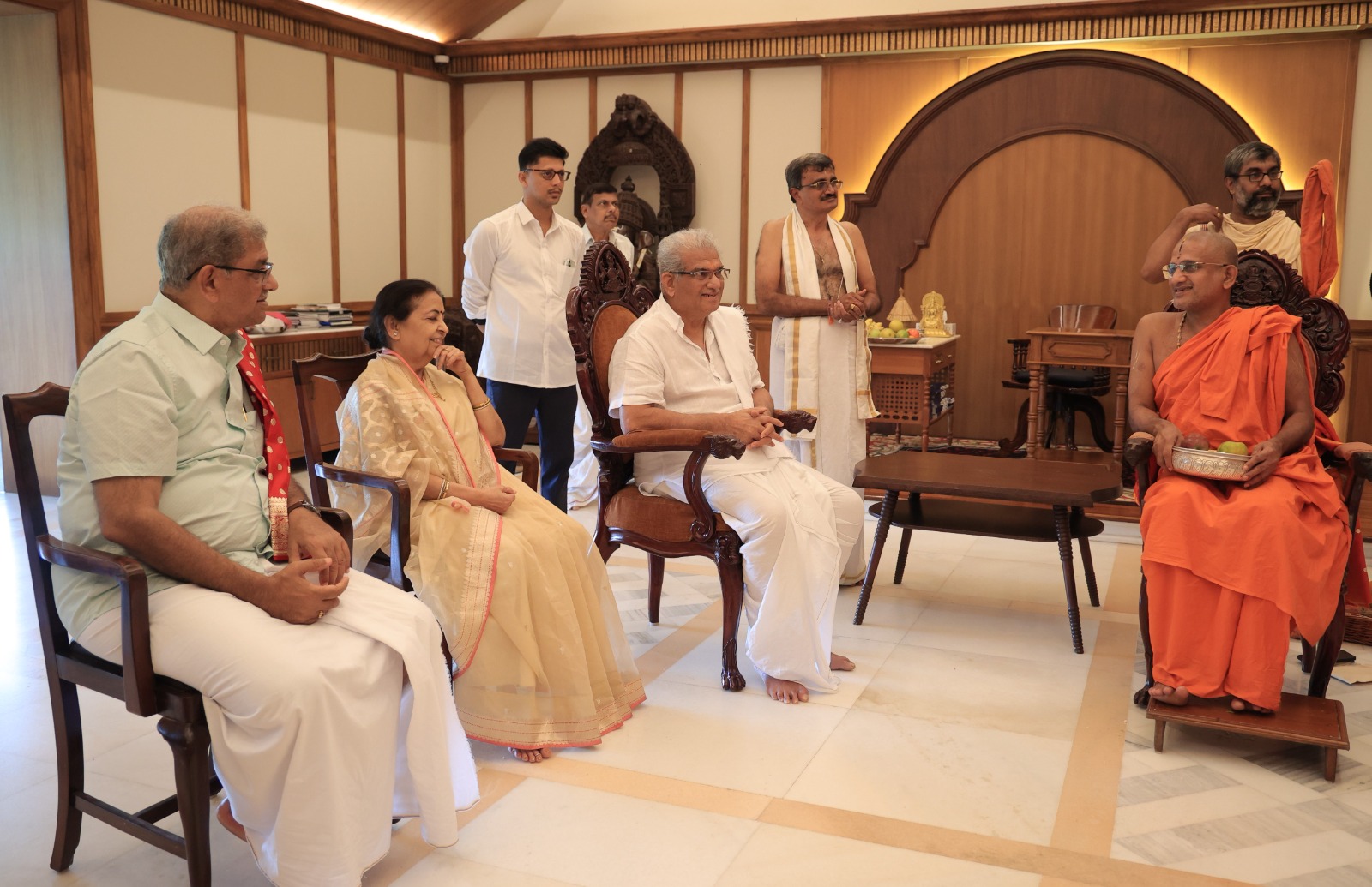 ಸ್ವಾಮೀಜಿ ವೀರೇಂದ್ರ ಹೆಗ್ಗಡೆ ಮಾತುಕತೆ ನಡೆಸಿದರು