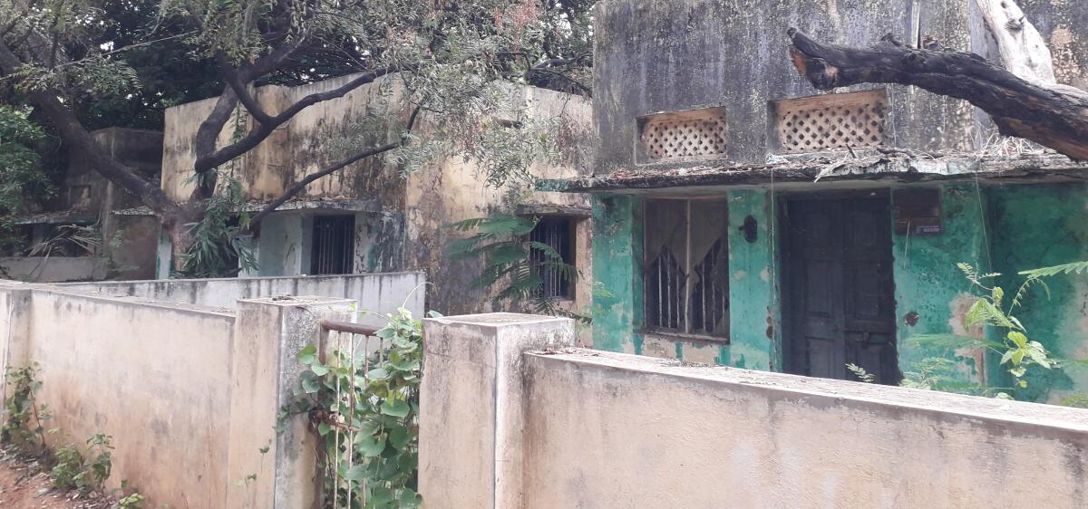 ಚಳ್ಳಕೆರೆಯ ಸೋಮಗುದ್ದು ರಸ್ತೆಯ ಪ್ರವಾಸಿ ಮಂದಿರದ ಬಳಿ ಇರುವ ನಗರಸಭೆಯ ಸಿಬ್ಬಂದಿಯ ವಸತಿಗೃಹ