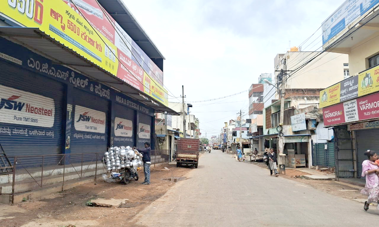 ಮದ್ದೂರಿನಲ್ಲಿ ಗಣೇಶಮೂರ್ತಿ ವಿಸರ್ಜನೆ ವೇಳೆ ನಡೆದ ಕಲ್ಲು ತೂರಾಟ ಖಂಡಿಸಿ ಗುರುವಾರ ಕರೆ ನೀಡಿದ್ದ ಮಳವಳ್ಳಿ ಬಂದ್ ಹಿನ್ನೆಲೆಯಲ್ಲಿ ವಾಣಿಜ್ಯ ಕೇಂದ್ರವಾದ ಪೇಟೆ ಬೀದಿಯಲ್ಲಿ ಅಂಗಡಿ ಮುಂಗಟ್ಟುಗಳು ಮುಚ್ಚಿದ್ದವು