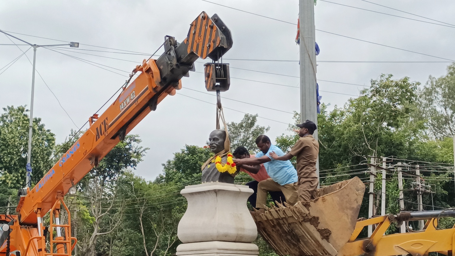 ತೀವ್ರ ವಿರೋಧದ ನಡುವೆ ಗಾಂಧಿ ಪುತ್ಥಳಿ ತೆರವು ಮಾಡಲಾಯಿತು 