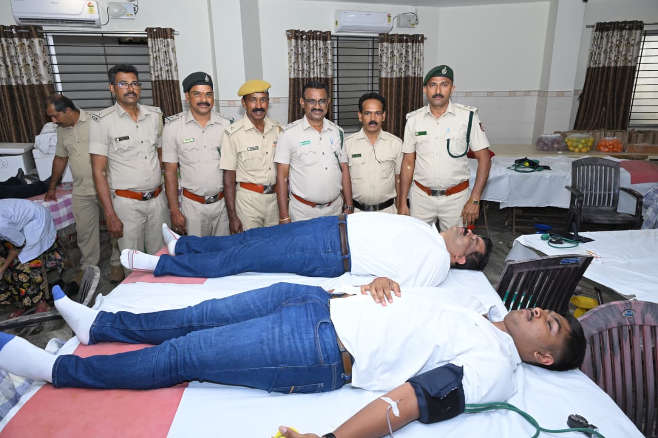 ರಾಷ್ಟ್ರೀಯ ಅರಣ್ಯ ಹುತಾತ್ಮರ ಸ್ಮರಣಾರ್ಥ ನಡೆದ ಕಾರ್ಯಕ್ರಮದಲ್ಲಿ ಅರಣ್ಯ ಇಲಾಖೆಯ ಸಿಬ್ಬಂದಿ ರಕ್ತದಾನ ಮಾಡಿದರು