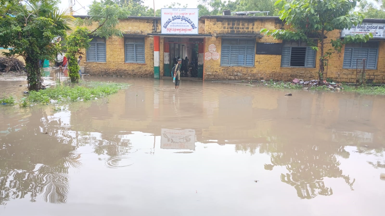 ಕಲಬುರಗಿಯ ಬ್ರಹ್ಮಪುರ ಪ್ರದೇಶದ ಸರ್ಕಾರಿ ಹಿರಿಯ ಪ್ರಾಥಮಿಕ ಶಾಲೆಯ ಆವರಣದಲ್ಲಿ ಮಳೆಯಿಂದ ಜಲಾವೃತಗೊಂಡಿದ್ದರಿಂದ ಶಾಲಾ ವಿದ್ಯಾರ್ಥಿಗಳು ಶಿಕ್ಷಕರು ಪರದಾಡಿದರು