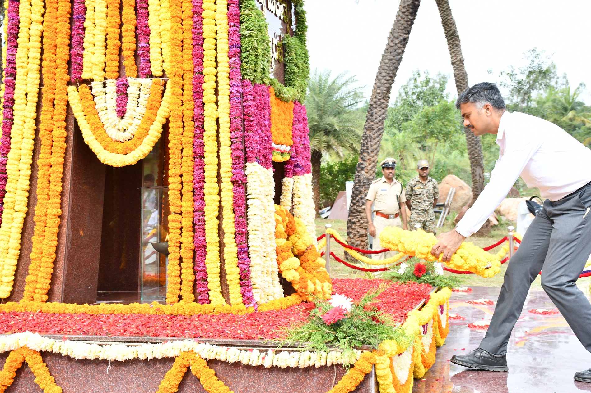 ಗದಗ ಡಿಸಿಎಫ್‌ ಸಂತೋಷ್‌ ಕುಮಾರ್‌ ಕೆಂಚಪ್ಪನವರ ಅರಣ್ಯ ಹುತಾತ್ಮರ ಸ್ಮಾರಕಕ್ಕೆ ಪುಷ್ಪನಮನ ಸಲ್ಲಿಸಿದರು