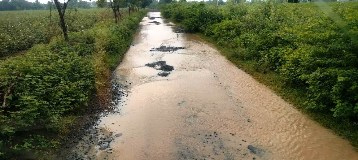 ತಾಳಿಕೋಟೆ ತಾಲ್ಲೂಕಿನ ಕಲಕೇರಿಗೆ ಹೋಗುವ ಮಾರ್ಗದಲ್ಲಿರುವ ಜಮೀನುಗಳಿಂದ ಕೋಡಿ ಬಿದ್ದು ಕೆಸರಟ್ಟಿ ಬಿಂಜಲಭಾವಿ ಮಧ್ಯದಲ್ಲಿನ ಹಾಳಾಗಿರುವ ರಸ್ತೆಯಲ್ಲಿ ಮಳೆಯ ನೀರು ಹಳ್ಳದಂತೆ ಗುರುವಾರ ಹರಿಯಿತು