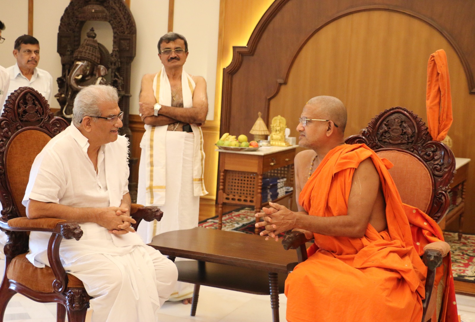 ಸ್ವಾಮೀಜಿ ವೀರೇಂದ್ರ ಹೆಗ್ಗಡೆ ಮಾತುಕತೆ ನಡೆಸಿದರು