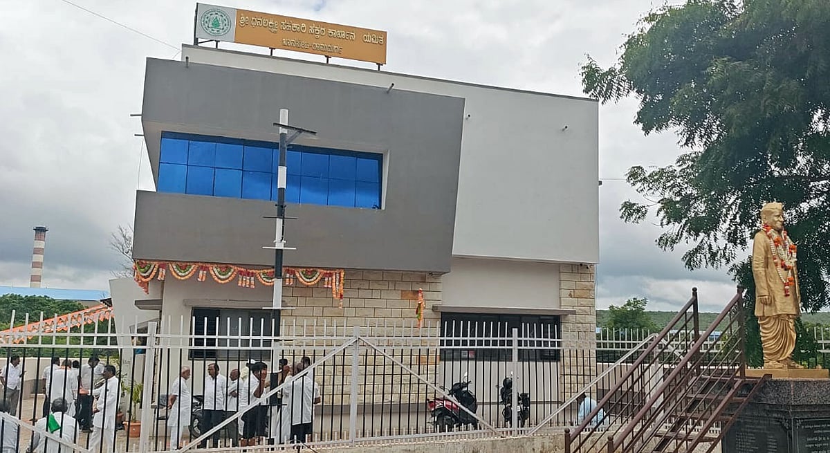 ರಾಮದುರ್ಗ | ಧನಲಕ್ಷ್ಮೀ ಸಹಕಾರಿ ಸಕ್ಕರೆ ಕಾರ್ಖಾನೆ ಚುನಾವಣೆ: ಏರುತ್ತಿದೆ ಕಾವು