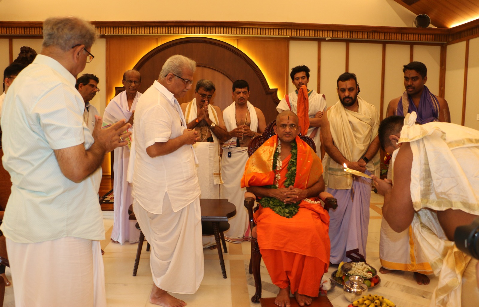 ಹೆಗ್ಗಡೆ ಅವರ ಬೀಡಿನಲ್ಲಿ ಸ್ವಾಮೀಜಿಯ ಪಾದಪೂಜೆ ಮಾಡಿ ಗೌರವಿಸಲಾಯಿತು