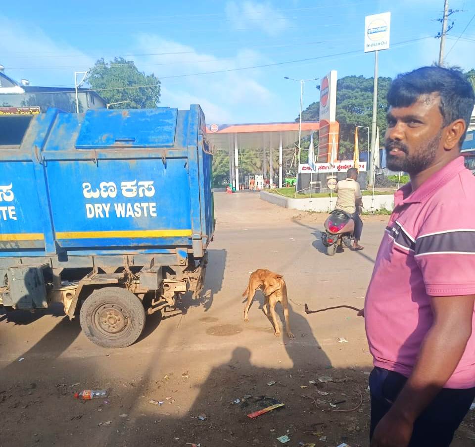 4ಇಪಿ ಹೊನ್ನಾಳಿಯಲ್ಲಿ ಪುರಸಭೆ ಸಿಬ್ಬಂದಿಯೊಬ್ಬರು ಜನರಿಗೆ ಕಚ್ಚಿದ ಸಾಮಾನ್ಯ ನಾಯಿಯೊಂದನ್ನು ಸೆರೆಹಿಡಿದಿರುವುದು.  