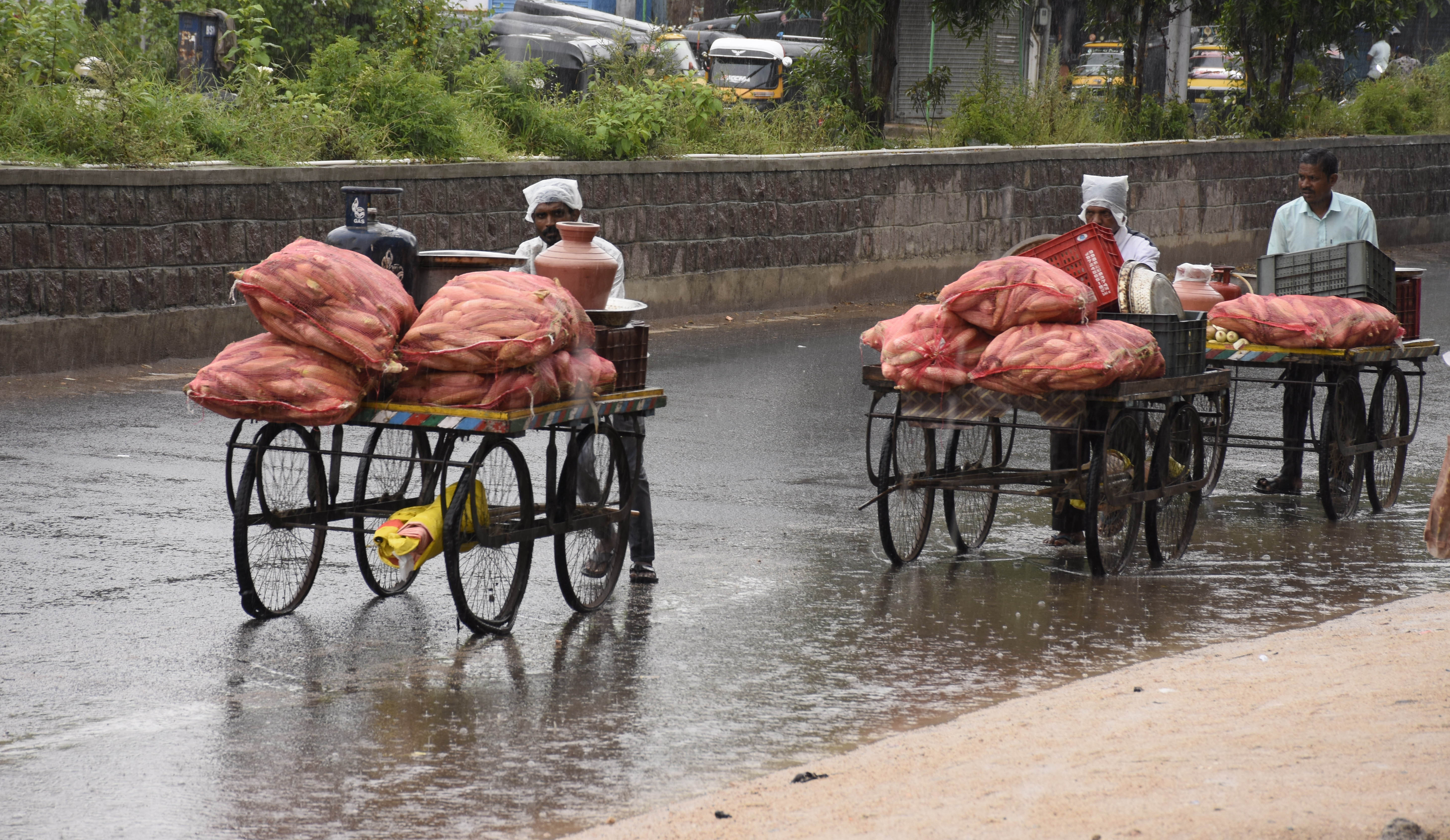 ಯಾದಗಿರಿ ನಗರದಲ್ಲಿ ಗುರುವಾರ ಸುರಿದ ಮಳೆಯಲ್ಲಿ ಬಂಡಿಗಳನ್ನು ತಳ್ಳುತ್ತಾ ಸಾಗಿದ ಮೆಕ್ಕೆಜೋಳ ವ್ಯಾಪಾರಿಗಳು
