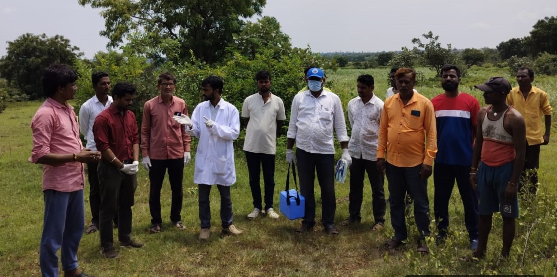 ಚಿಂಚೋಳಿ ತಾಲ್ಲೂಕಿನ ರುಸ್ತಂಪುರ ಗ್ರಾಮಕ್ಕೆ ಭೇಟಿ ನೀಡಿದ ಪಶು ಪಾಲನಾ ಇಲಾಖೆಯ ಸಹಾಯಕ ನಿರ್ದೆಶಕ ಡಾ. ಮಲ್ಲಿಕಾರ್ಜುನ ಗುತ್ತೇದಾರ ಜನರಿಗೆ ರೇಬಿಸ್ ಕುರಿತು ತಿಳಿ ಹೇಳಿದರು